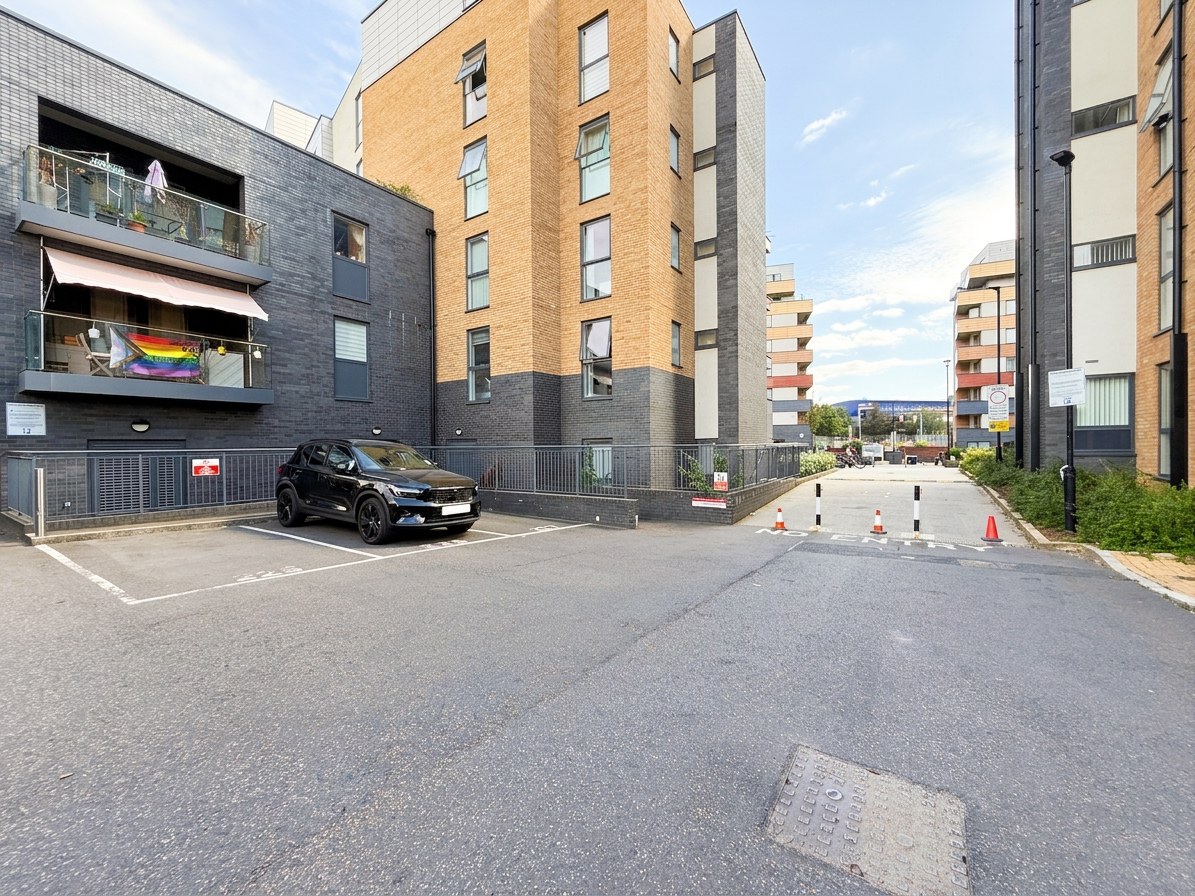 Montmorency Gardens, London, N11, photo 14