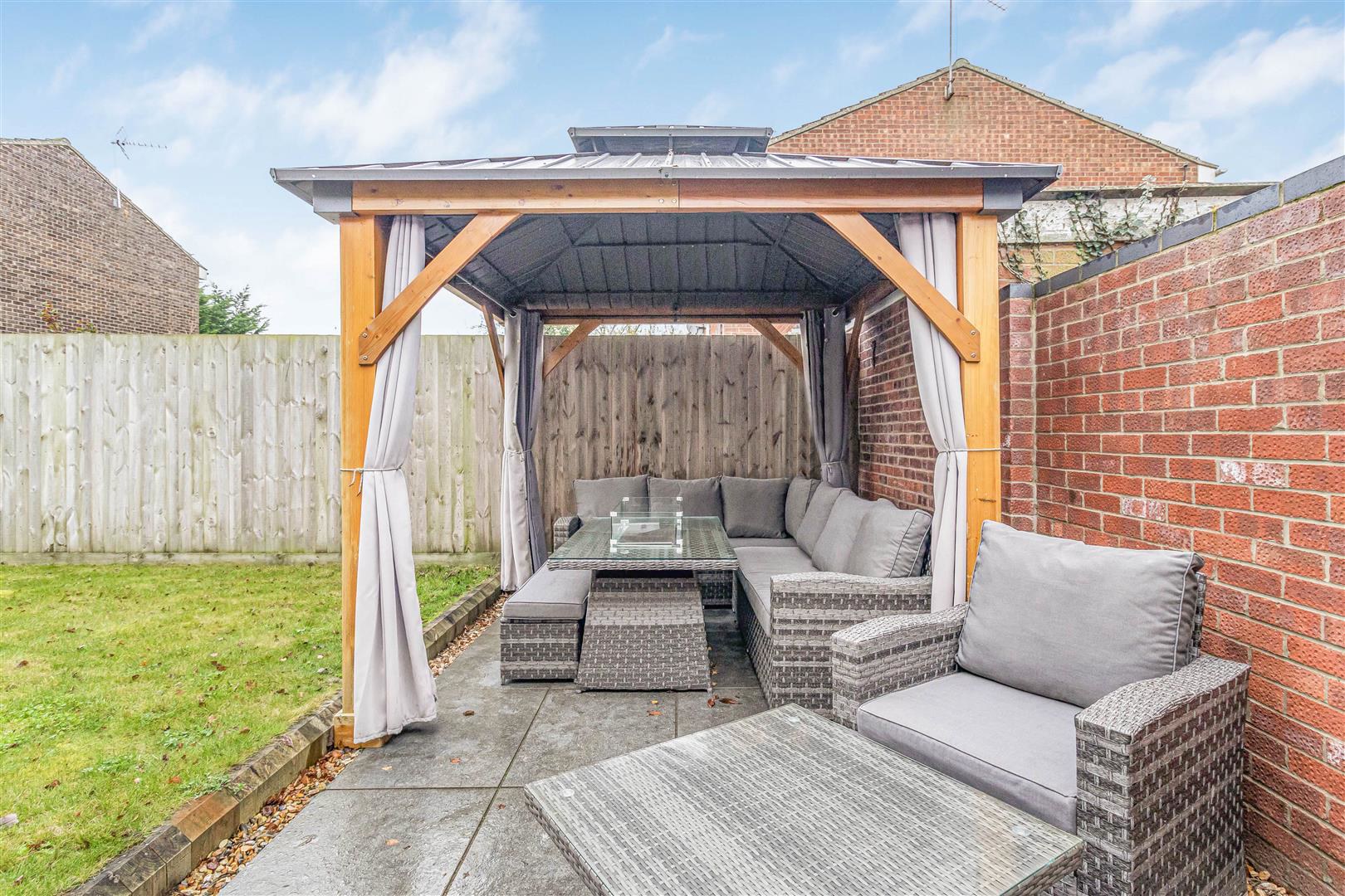 Honeysuckle Close, Red Lodge, photo 16
