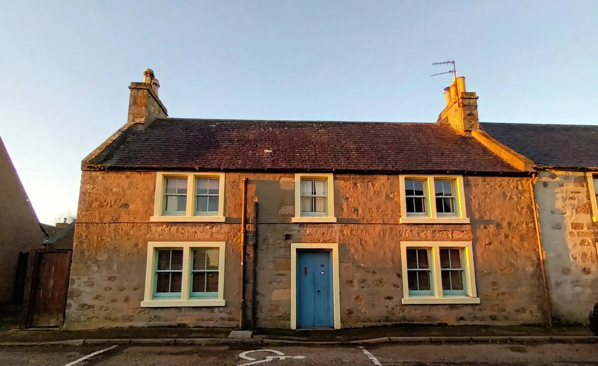 Sutherland St