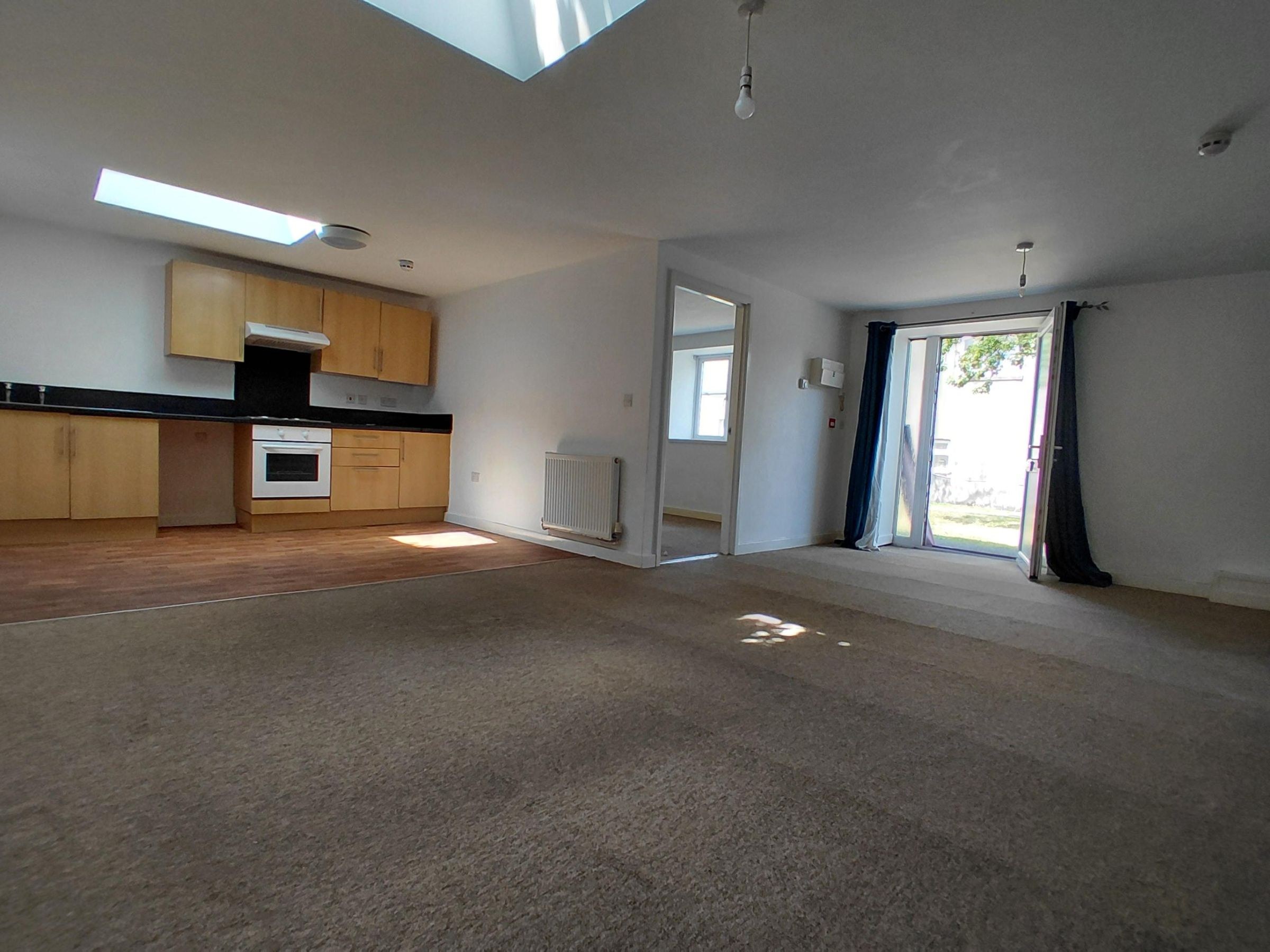 flat to rent in Commercial Row