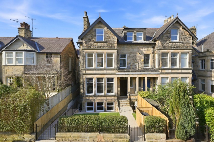 3 bed flat for sale in West Cliffe Grove, Harrogate