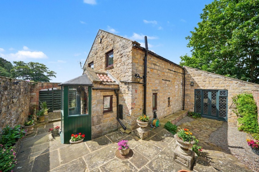 3 bed detached for sale in Farnham Lane, Farnham