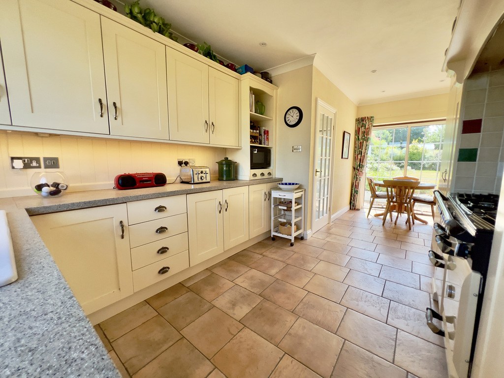 A Rare 1930s Home with Exceptional Gardens & Outstanding Potential, photo 8