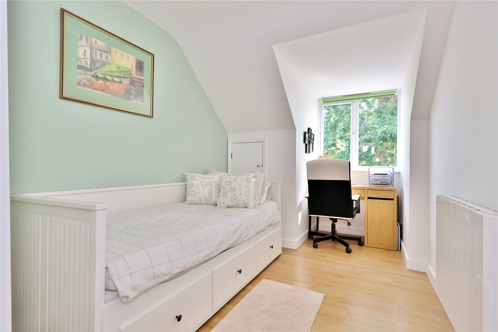 Alexandra Gardens, Knaphill, Woking, Surrey, GU21, photo 7