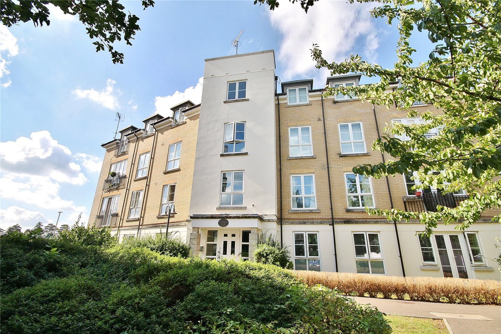 Tudor Way, Knaphill, Woking, Surrey, GU21